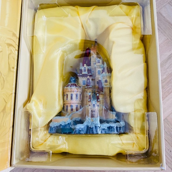 Disney Store - Castle Collection Ornament - Beauty and the Beast, Belle's Castle - Picture 2 of 2